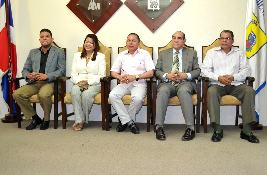 De izq. A der. Richard Ulloa, Moraima Polanco, Remberto Cruz, Andrés Diloné Ovalles y Carlos Castillo